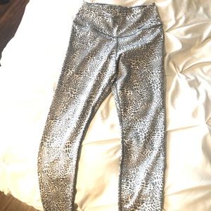 Nike One Women’s Leopard Mid-Rise 7/8 leggings Dri-Fit